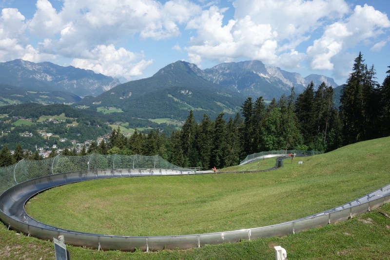 Grüne Bergwiesen mit Blick auf die umliegenden Gipfel