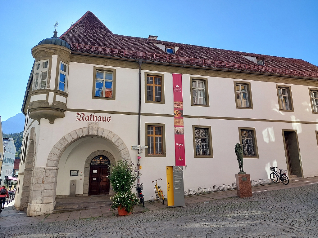 Das historische Kloster St. Mang in Füssen unter strahlend blauem Himmel