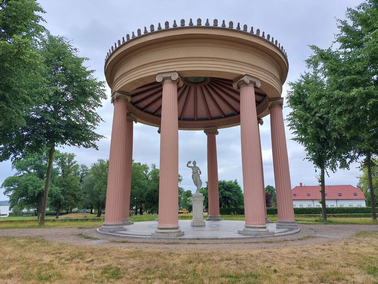 Der klassizistische Hebetempel im Schlossgarten Neustrelitz, umgeben von Bäumen