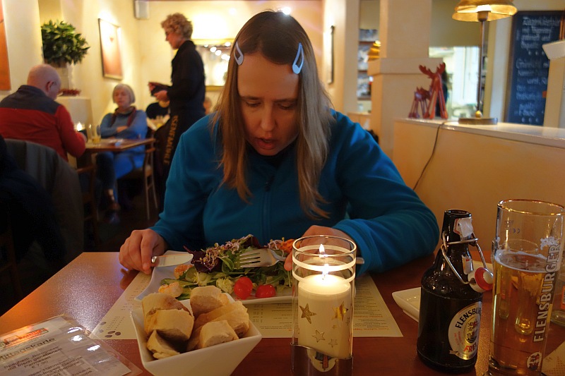 Christina einen Scampi Salat.