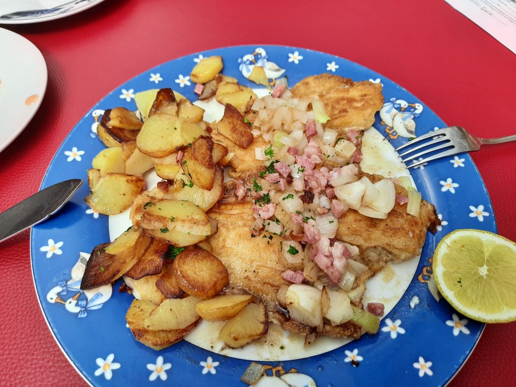 Ein Teller mit frisch zubereiteten Nordseekrabben auf Brot
