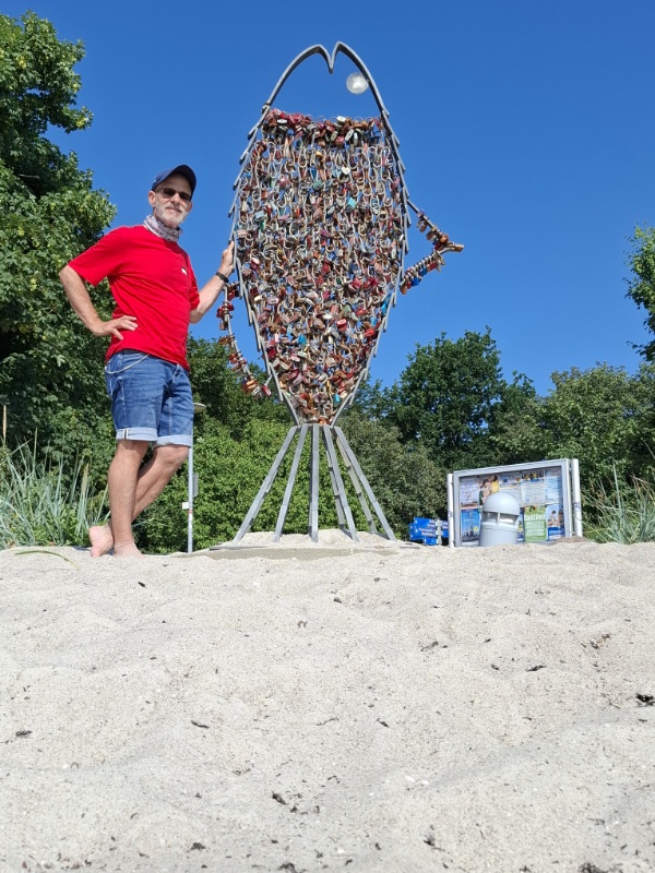 Fisch-Skulptur dient als Platzhalter für Liebesschlösser