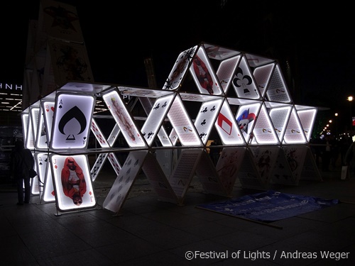  House of Cards am Potsdamer Platz.  Kartenhaus-Installation zum Jubiläum deutsch-israelischer Beziehungen. Ein leuchtendes Kartenhaus aus über 100 mannshohen Karten. 