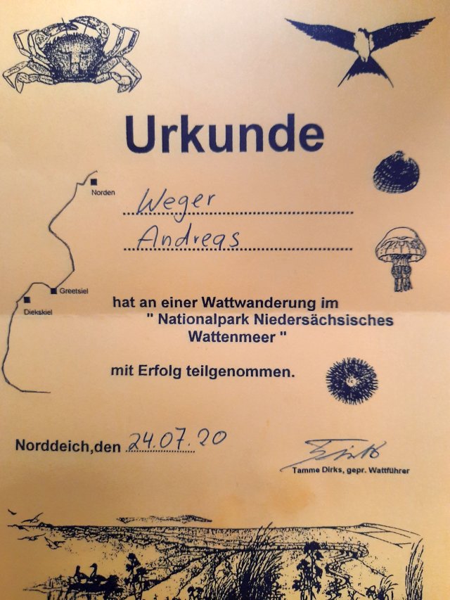 Stolze Präsentation der Urkunde nach der Wattquerung
