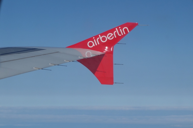 Heckflosse eines Air Berlin Flugzeugs während des Flugs nach München
