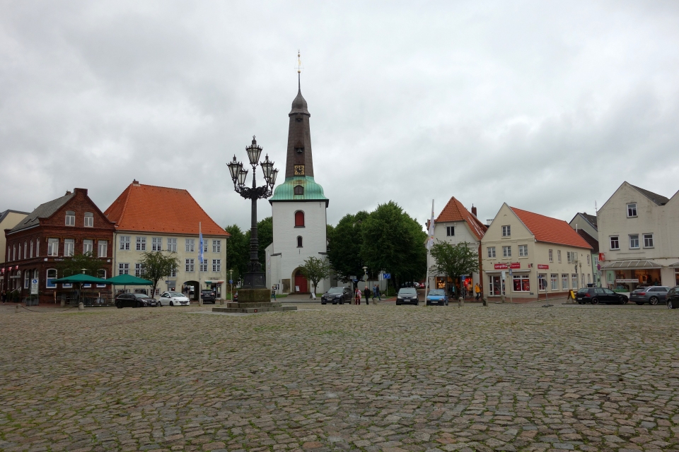 Historischer Marktplatz in Glückstadt mit Stadtkirche im Hintergrund