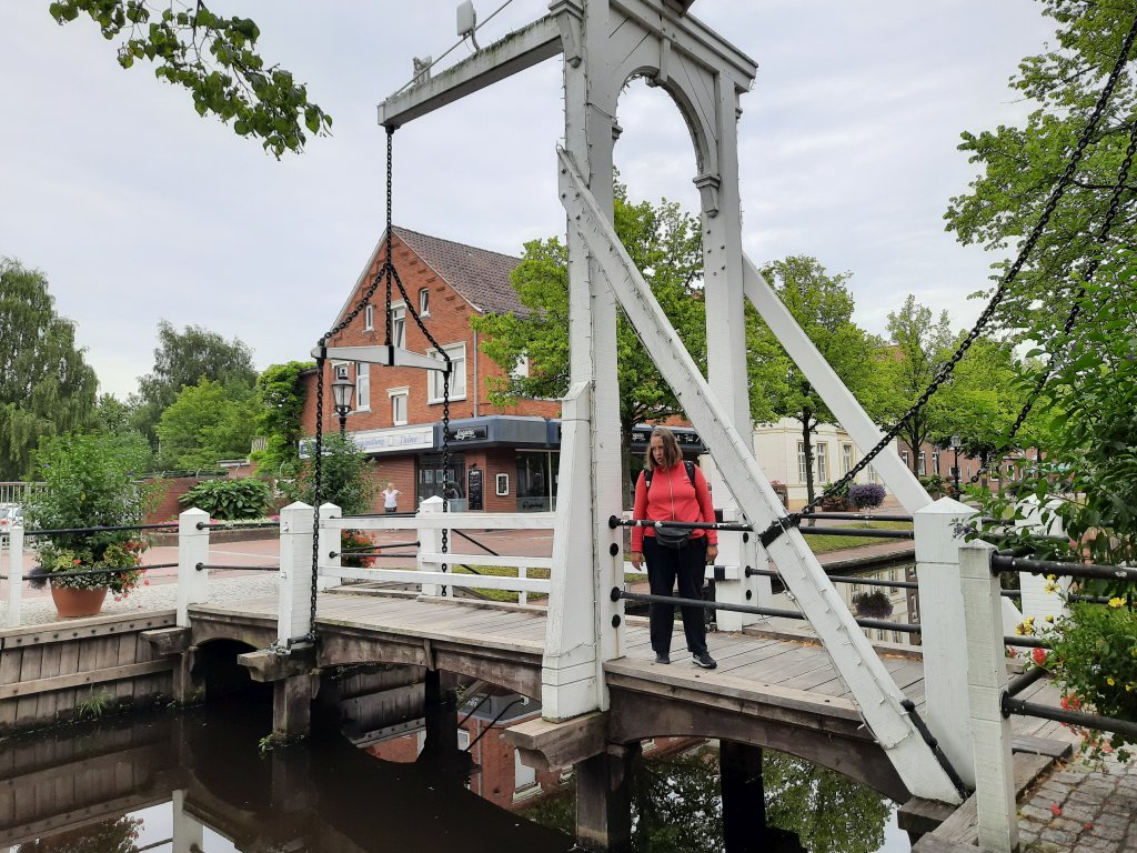 Der von Blumen gesäumte Hauptkanal mit seinen weißen Brücken und den angrenzenden Backsteinhäusern