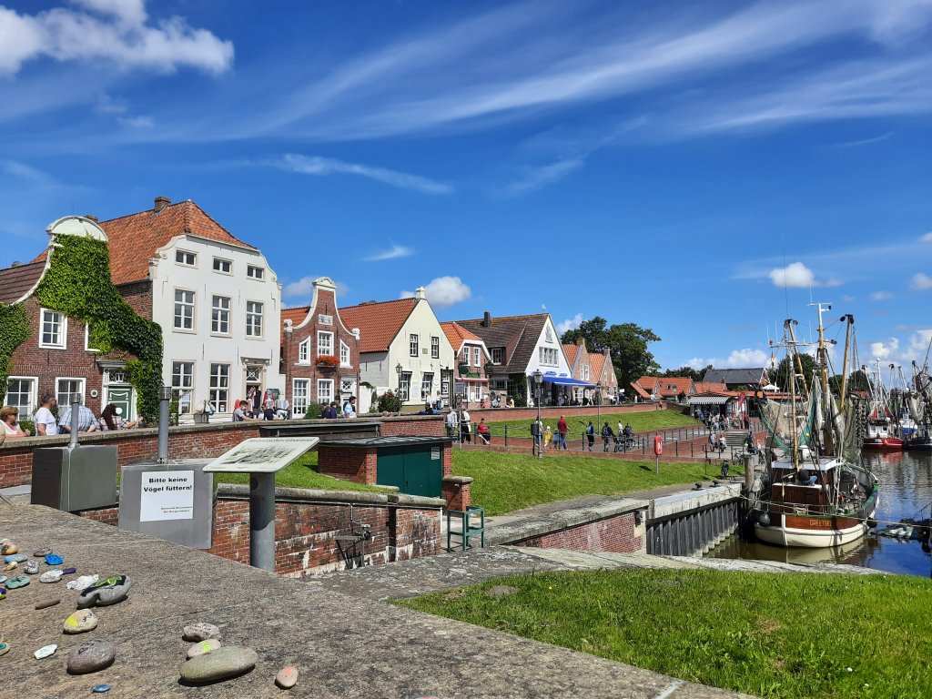 Die berühmten Greetsieler Zwillingsmühlen vor blauem Himmel