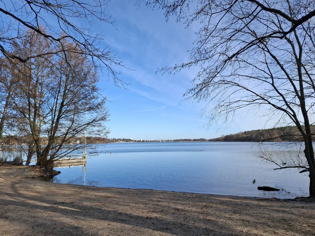 Weiter Panoramablick über die ruhige, glitzernde Havel an der Kleinen Badewiese unter blauem Himmel