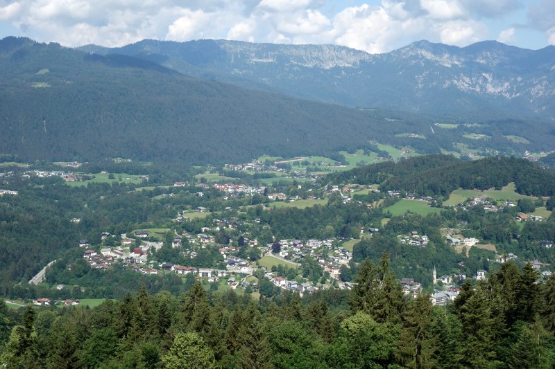 Weitblick über die Berchtesgadener Alpen unter blauem Himmel