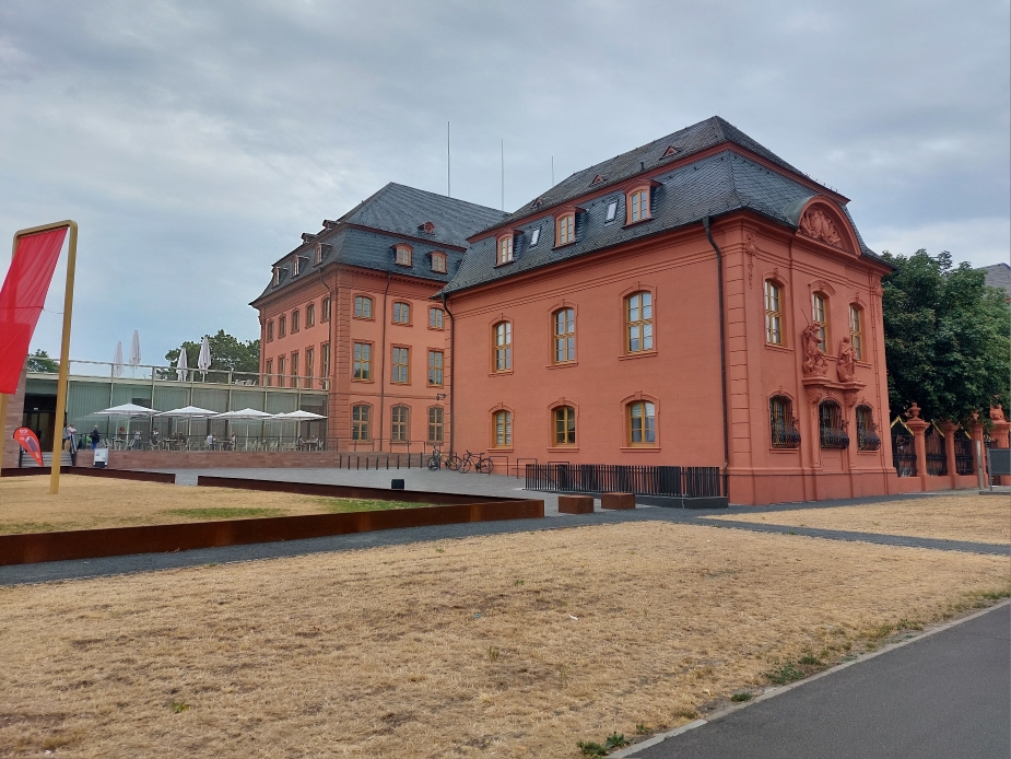 Das moderne Gutenberg-Museum, eines der ältesten Druckmuseen der Welt, in der Mainzer Innenstadt