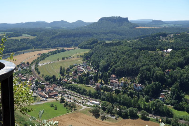 Weite Aussicht von der Bastei auf die mäandernde Elbe und die grünen Uferlandschaften