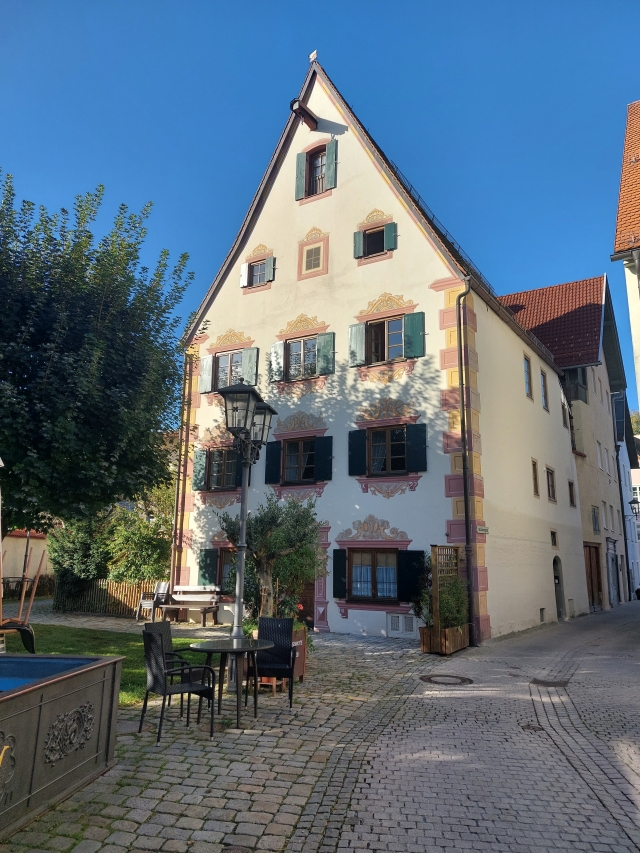 Ein prachtvolles, helles Bürgerhaus mit kunstvollen Verzierungen in der Altstadt
