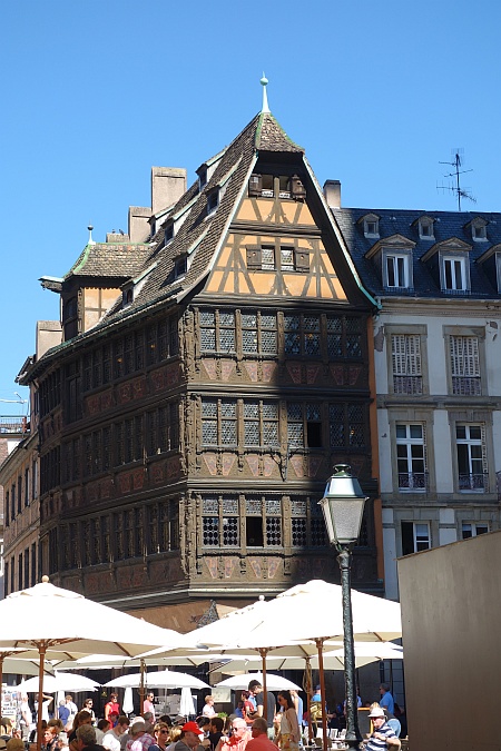 Das berühmte Maison Kammerzell, eines der am schönsten verzierten Fachwerkhäuser der Stadt, direkt am Münsterplatz