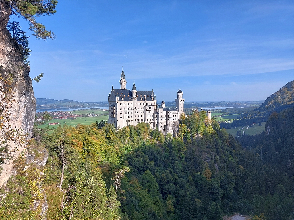 Das märchenhafte Schloss Neuschwanstein von der Marienbrücke aus gesehen