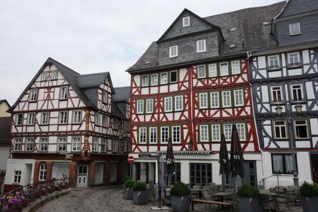 Blick auf die kunstvollen Fachwerkhäuser und gepflasterten Plätze in der Wetzlarer Altstadt
