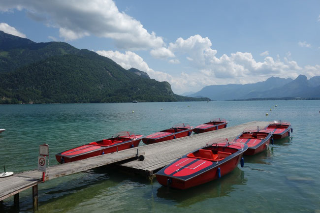 Die Anlegestelle der Wolfgangsee-Schifffahrt in St. Gilgen bei strahlendem Sonnenschein
