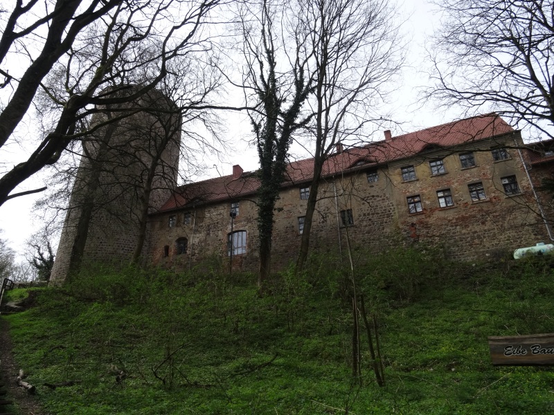 Außenansicht der eindrucksvollen Burganlage Burg Rabenstein aus dem 13. Jahrhundert im Naturpark Fläming