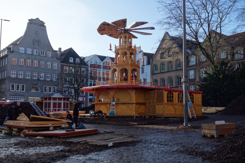 Während in der Fußgängerzone die Weihnachtsbuden noch geöffnet haben, wird die überdimensionale Weihnachtspyramide schon abgebaut. Das war auch schon unser heutiger Tag in Flensburg.