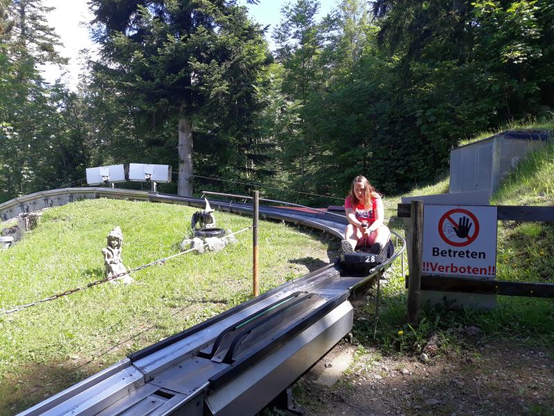 Ein Rodler in Aktion auf der 600 Meter langen Sommerrodelbahn am Obersalzberg