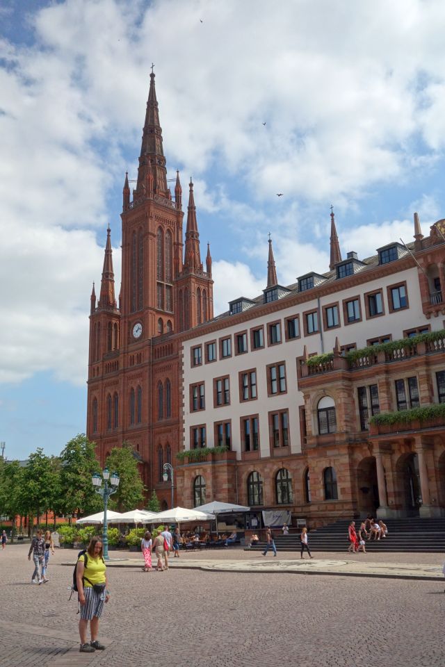Blick auf die neugotische Marktkirche mit ihren markanten roten Backsteintürmen