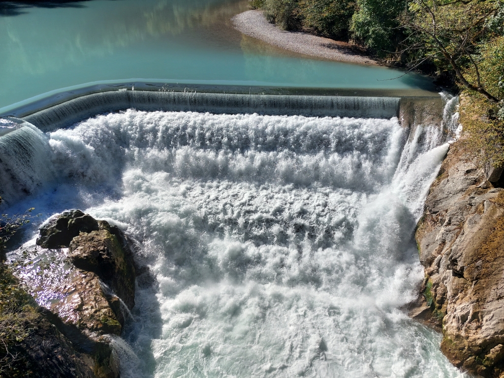 Der spektakuläre Lechfall, bei dem das Wasser über mehrere Stufen stürzt