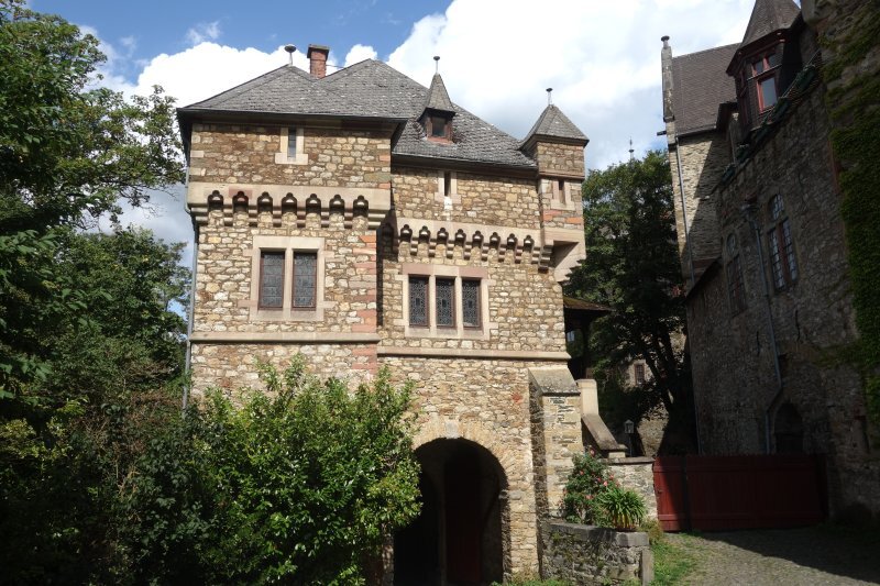 Detailaufnahme der wehrhaften Außenmauern und Türme von Schloss Braunfels
