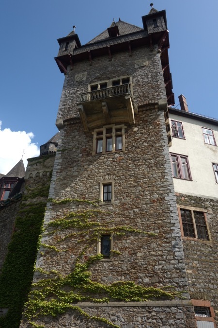 Blick von der Burgterrasse hinunter auf die Dächer der Altstadt und das Umland
