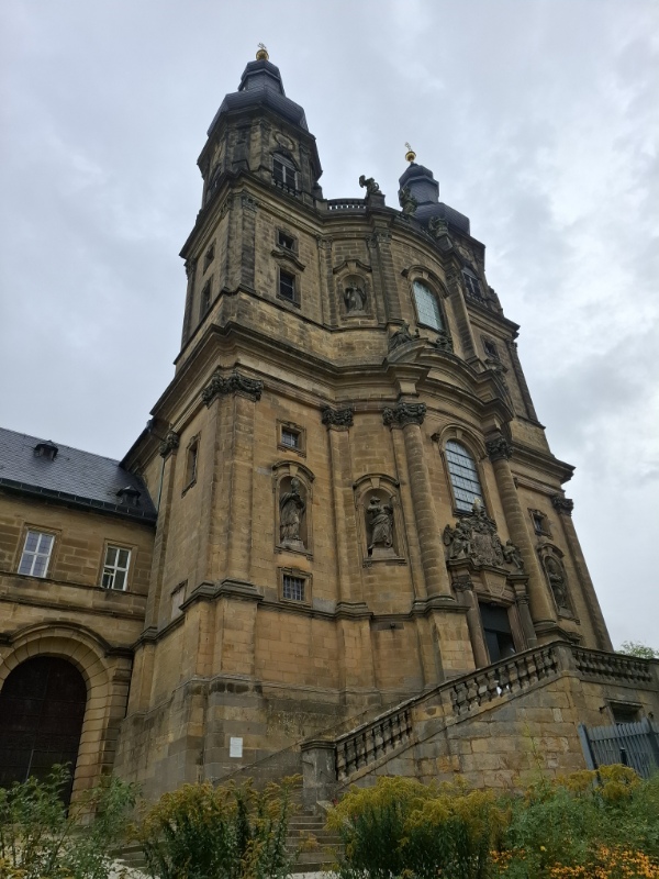 Imposante Fassade der Klosterkirche Banz mit ihrer barocken Architektur