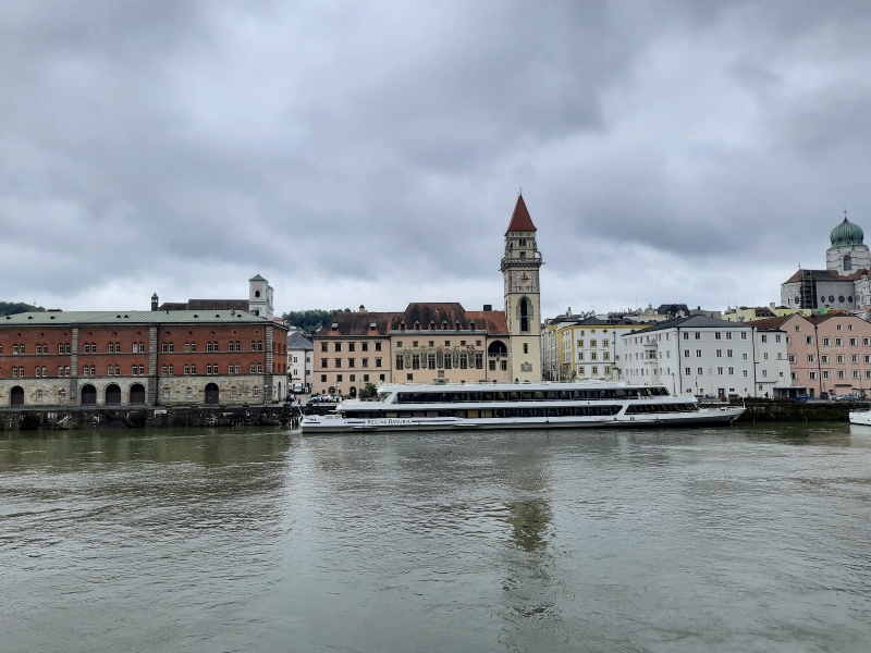Blick über die Donau auf die historische Häuserzeile der Passauer Altstadt mit dem Rathausturm