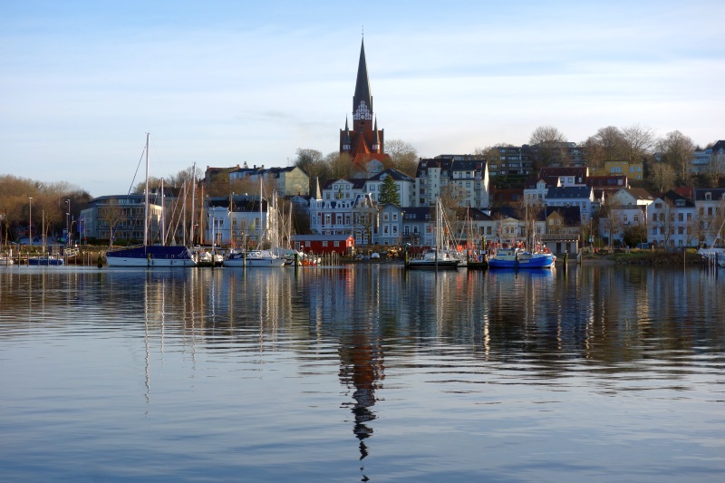 Der Flensburger Hafen zu Mittag mit Blick auf das Westufer und der St. Marien Kirche.