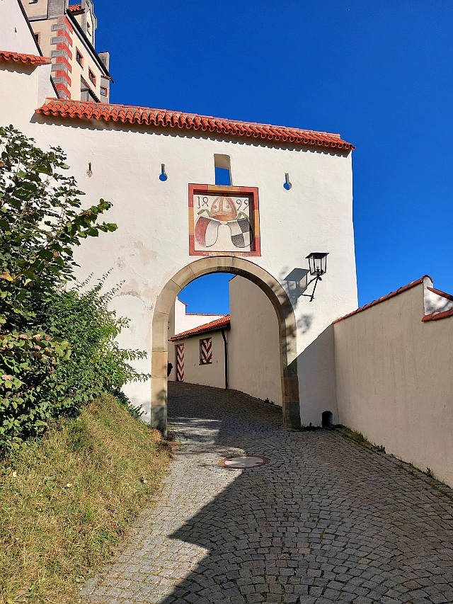 Ein Torbogen der alten Stadtbefestigung führt in die malerische Altstadt