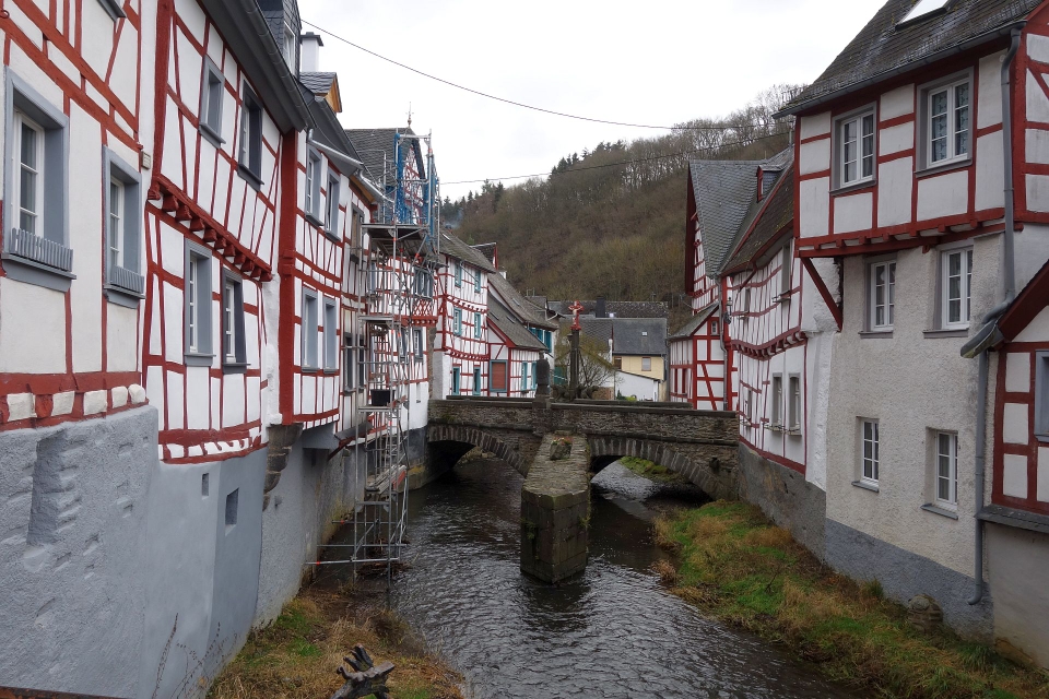 Eine kleine Steinbrücke über die Elz mit Blick auf die verwinkelten Gassen des historischen Ortskerns