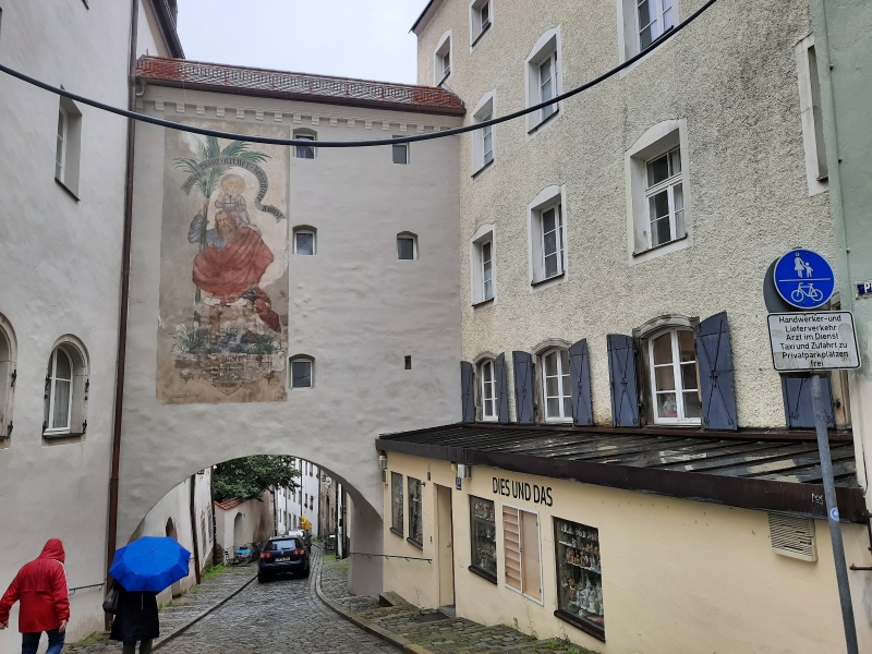 Ein versteckter Hinterhof historischem Mauerwerk