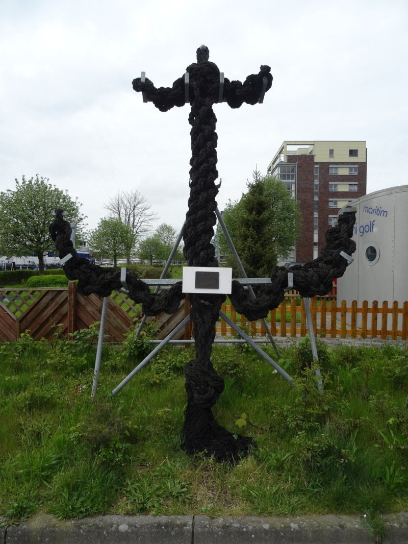 Guinnesbuch der Rekorde. 9 Marinesoldaten, darunter Udo Eilers aus Wilhelmshaven knüpften am 22.Januar 2000 im Rettungszentrum in Tetovo - Mazedonien in 6 Stunden aus 102 m Festmacherleine diesen 3,40 m langen Anker.