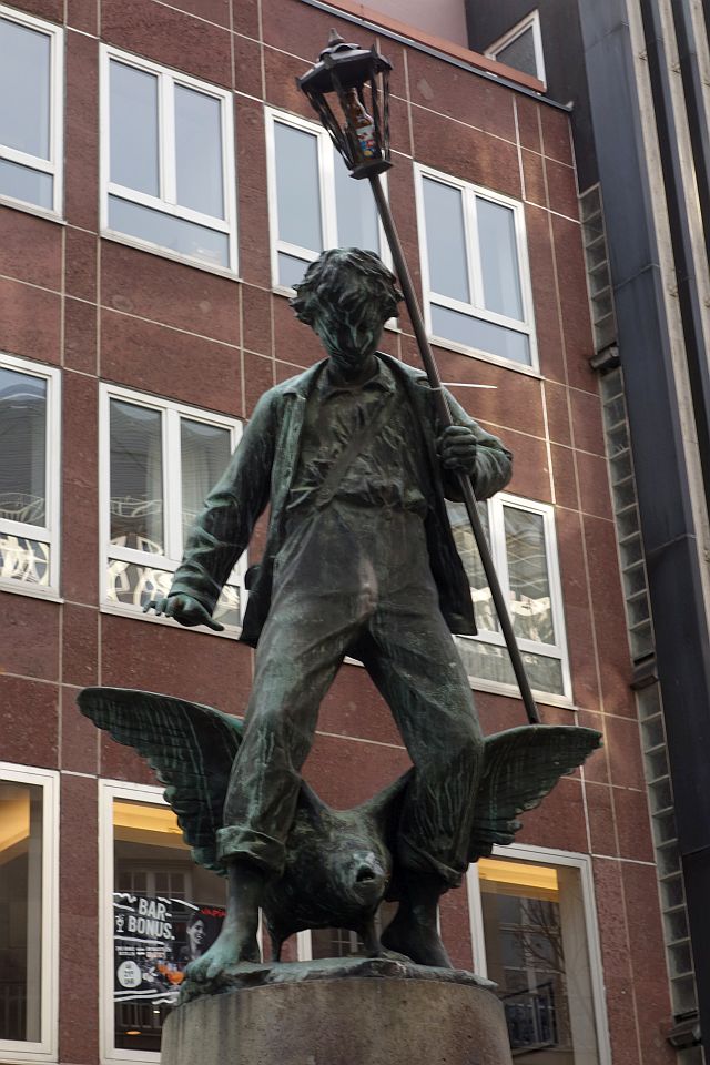 Eine Bronzestatue einer historischen Figur in einer der Bonner Fußgängerzonen