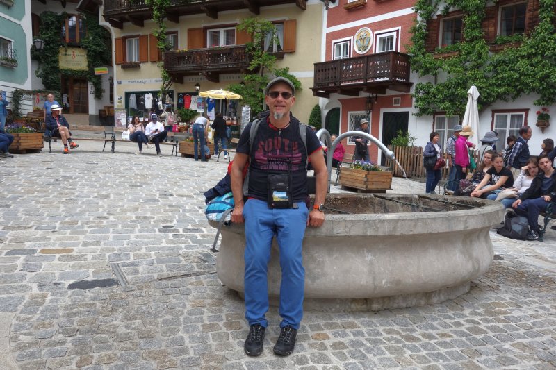 Andreas steht am Seeufer vor der beeindruckenden Kulisse des Hallstättersees