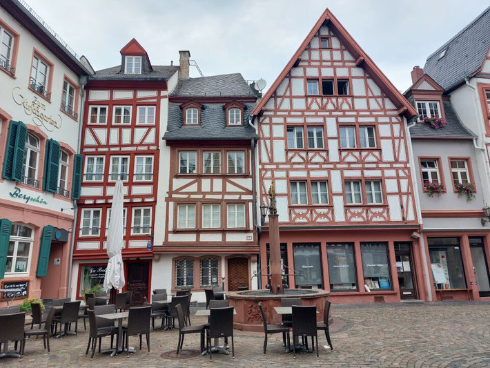 Eine Reihe prächtiger, historischer Fachwerkhäuser am Kirschgarten in der Mainzer Altstadt.