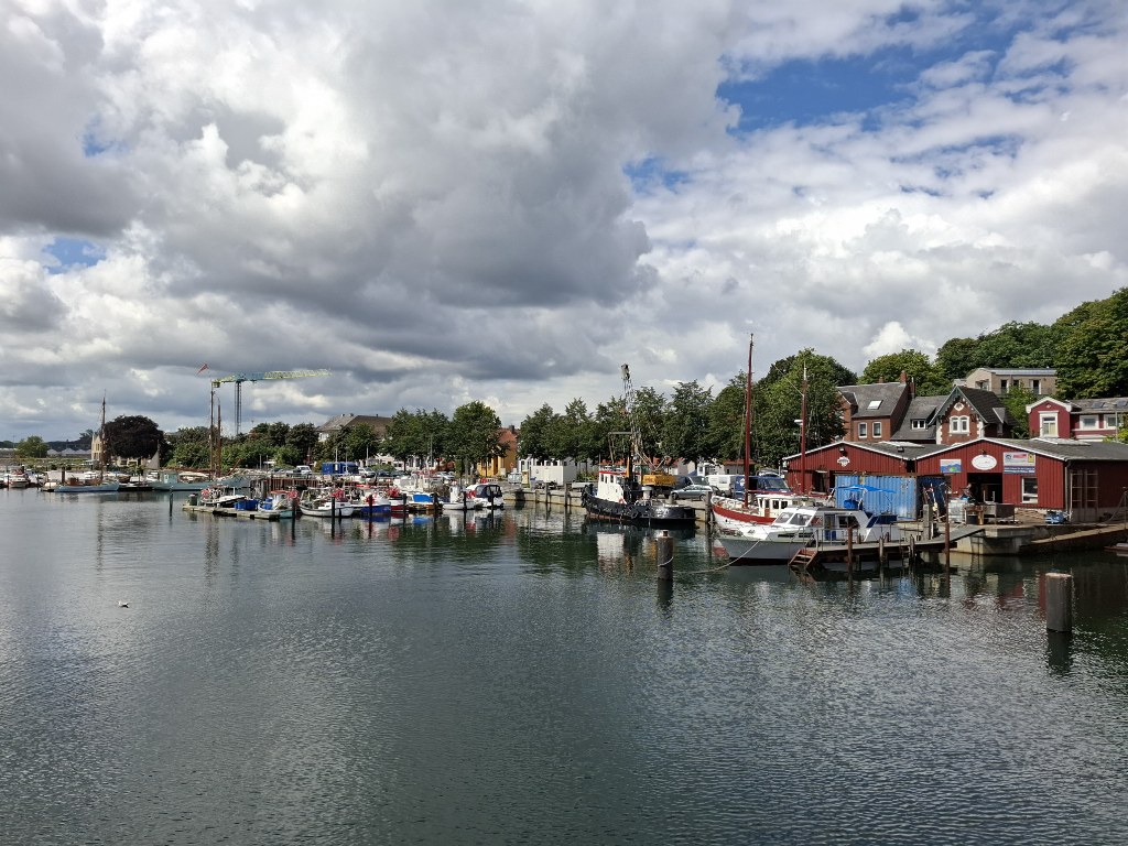 Weiter Blick über das Hafenbecken von Eckernförde unter bewölktem Himmel
