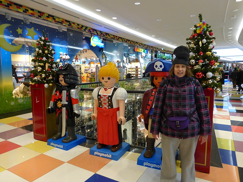 Auch Christina gefällt es hier im Shoppingquartier. Auch hier kommen Besucher aus aller Welt.