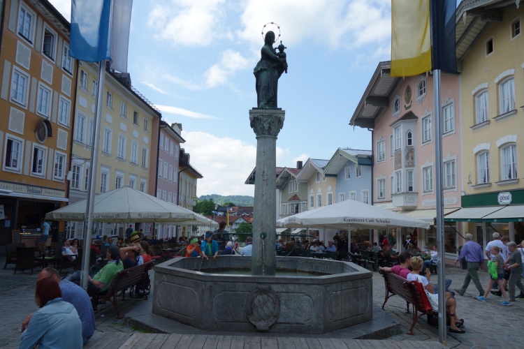 Der historische Marktbrunnen mit Statue in der Fußgängerzone von Bad Tölz