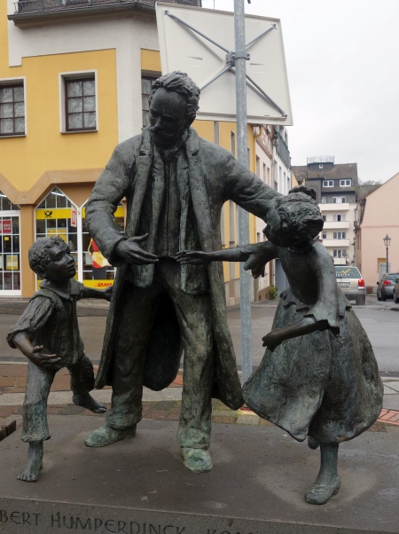 Bronzestatue zweier Kinder an der Rheinpromenade, die eine historische Szene aus dem Alltag in Boppard darstell