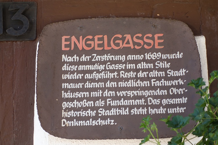 Eine Informationstafel in der Engelgasse, die über die historische Bedeutung dieser berühmten Fachwerkstraße aufklärt