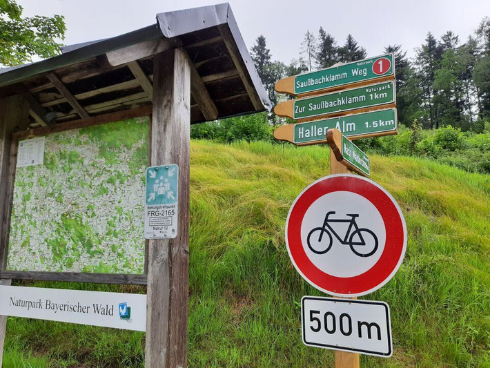Ein Informationsschild am Beginn des Wanderwegs mit einer Karte der Region