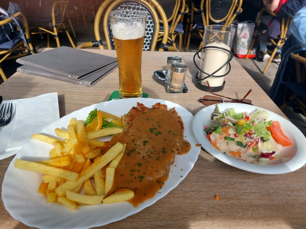 Ein Teller mit Schnitzel, Pommes und Salat im Hafenrestaurant „Fährschänke