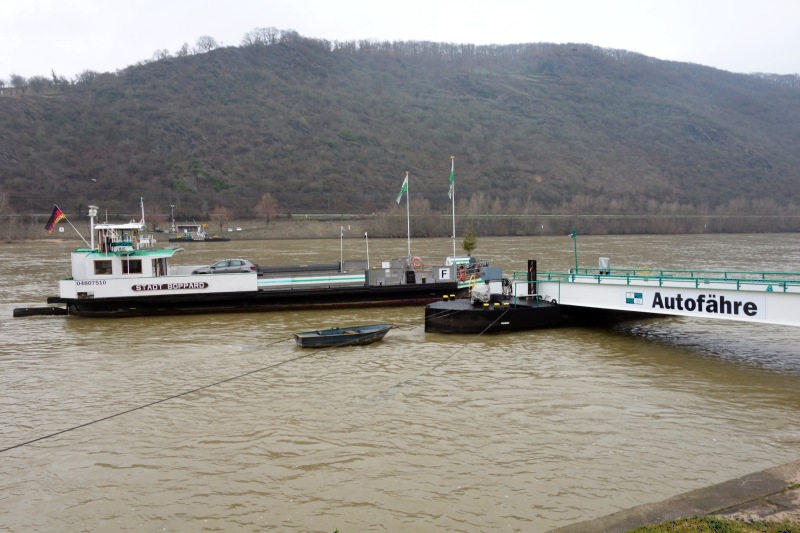 Blick auf den breiten Rhein bei Boppard mit einem am Ufer anlegenden Fahrgastschiff