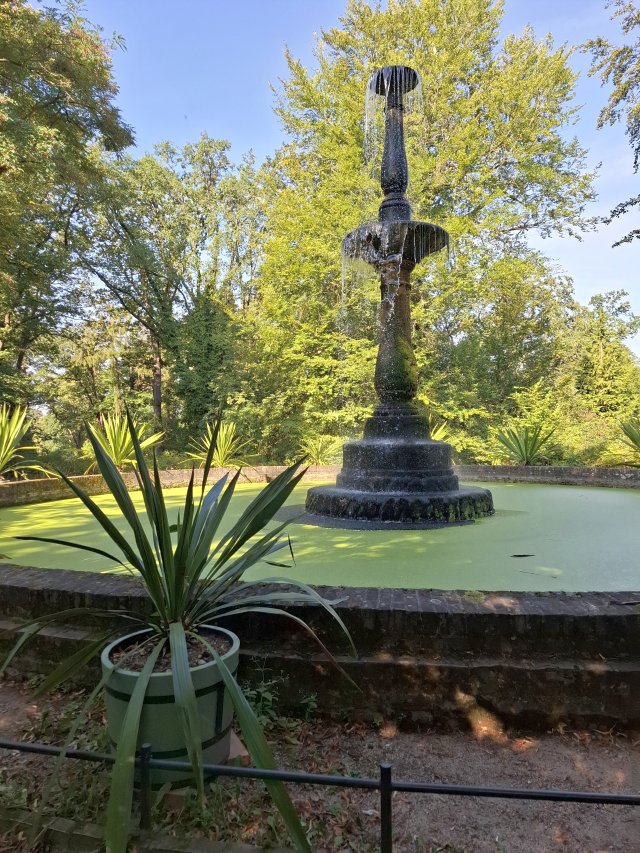Ein historischer gusseiserner Brunnen in einer der Parkanlagen