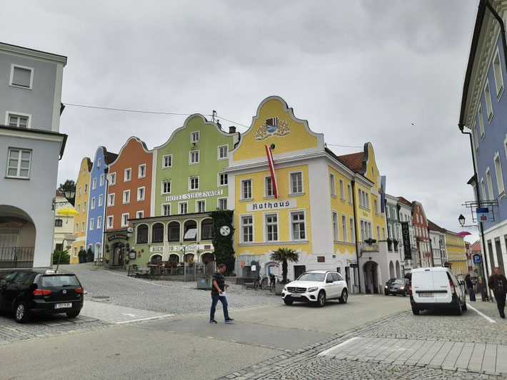 Detailansicht der bunt verzierten Giebelhäuser im Zentrum von Schärding