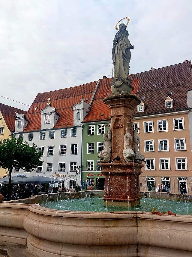 Der kunstvolle Marienbrunnen auf dem zentralen Platz in der Altstadt von Landsberg