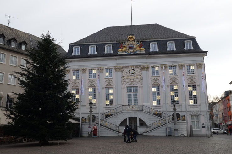 Das prachtvolle, historische Alte Rathaus von Bonn am Marktplatz